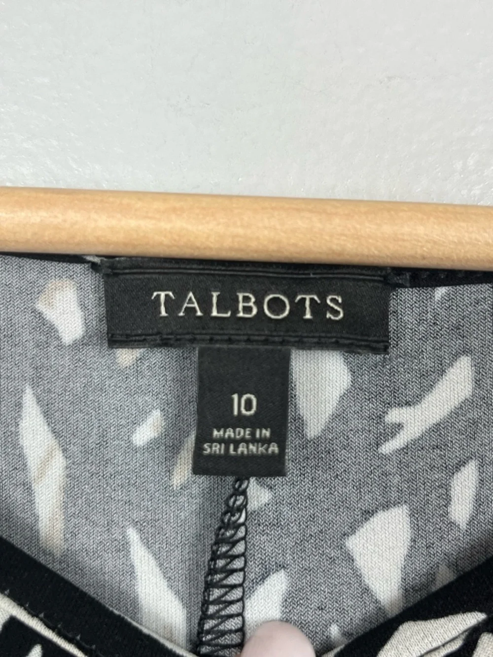 Talbots black beige & white tie detail stretchy poly spandex dress, size 10.